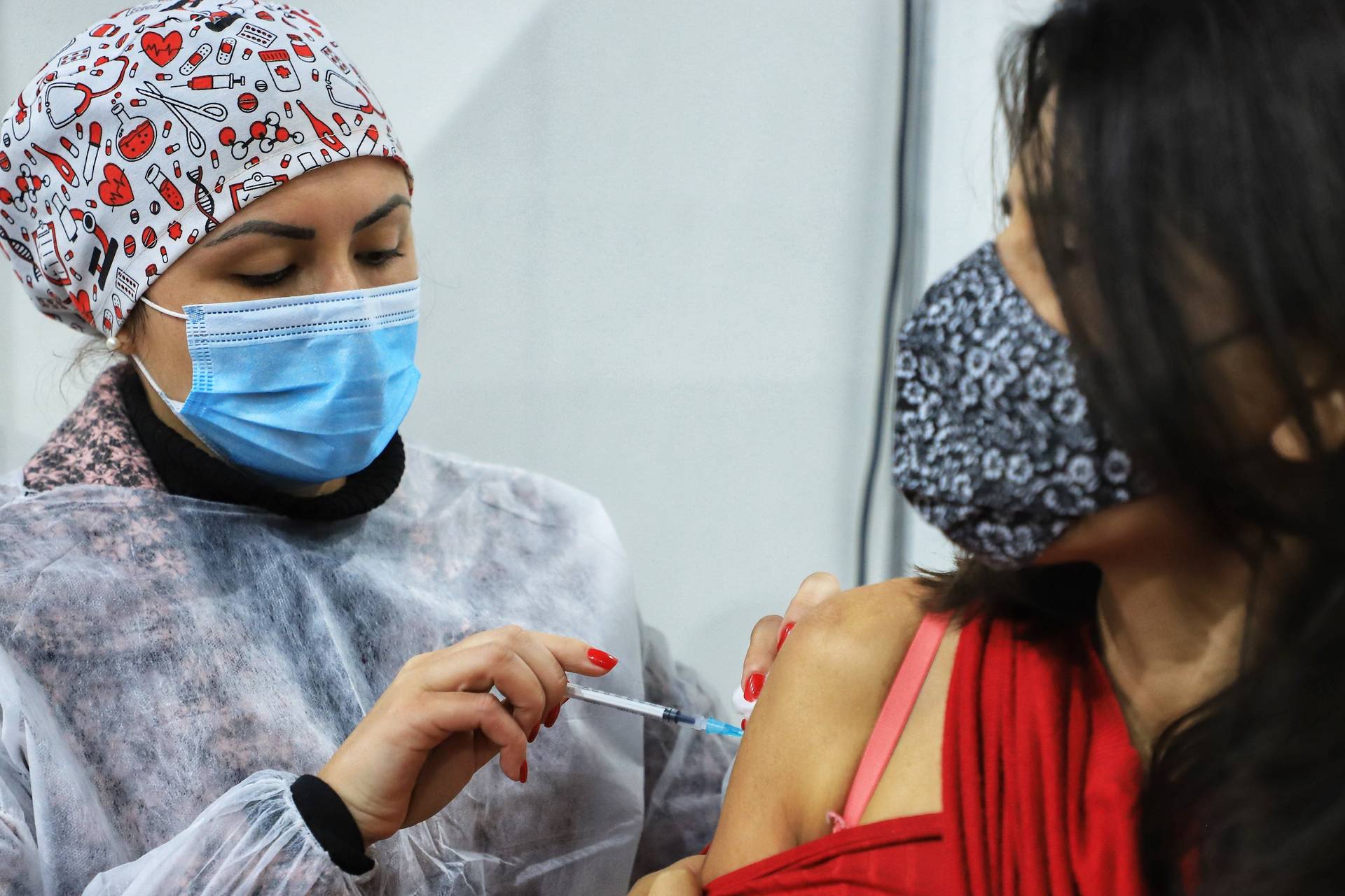 Com 2 milhões de doses aplicadas, julho já é o mês com melhor média de vacinação contra Covid-19 no Paraná
